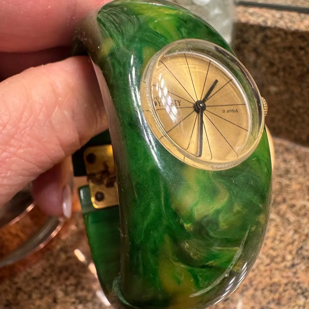 Royal Dynasty 17 jewel Hinged Green Marbled Bakelite Swirl Bangle Watch untested